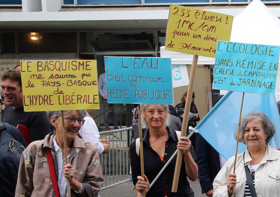 Des militants de la France Insoumise ont manifesté devant la salle Lauga. Les manifestants ont exprimé le bien qu’ils pensent de l’Agglomération Pays Basque. ©Bob EDME 