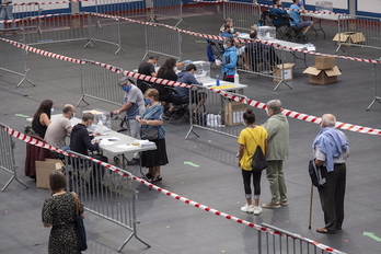 Imagen de las votaciones en el polideportivo de Hernani. (Jon URBE/FOKU)
