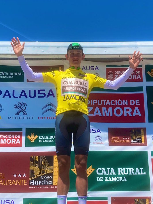 Josu Etxeberria, con el maillot amarillo de líder de la Vuelta a Zamora. (Prensa Caja Rural-RGA)