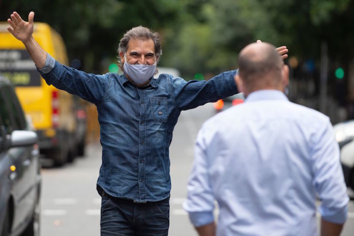 Jordi Cuixart, a las puertas de la sede de Òmnium. (Josep LAGO/AFP)
