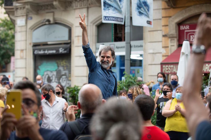 Jordi Cuixart, a las puertas de la sede de Òmnium Cultural. (Josep LAGO/AFP)