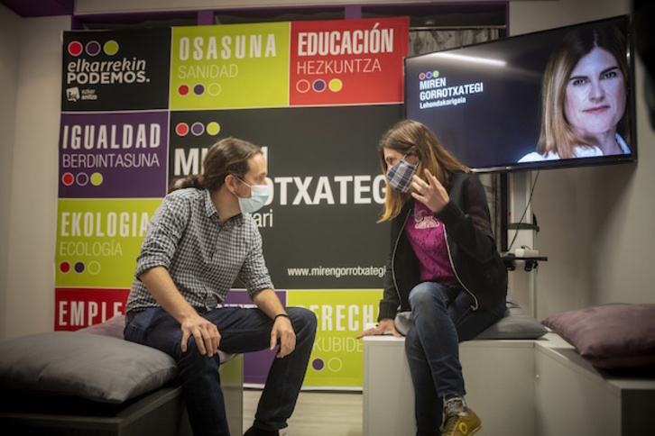 Pablo Iglesias conversa con Miren Gorrotxategi durante la reciente campaña electoral. (Jaizki FONTANEDA/ FOKU)