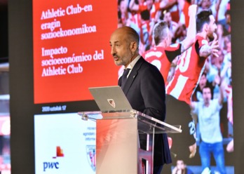 Elizegi durante su intervención en el acto social realizado en San Mamés. (ATHLETIC CLUB)