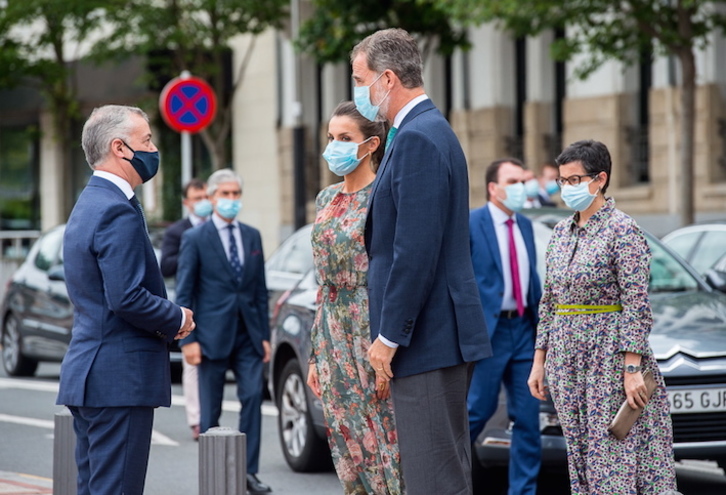 Felipe Borboikoa eta Iñigo Urkulluren arteko agurra. (Marisol RAMIREZ/FOKU)