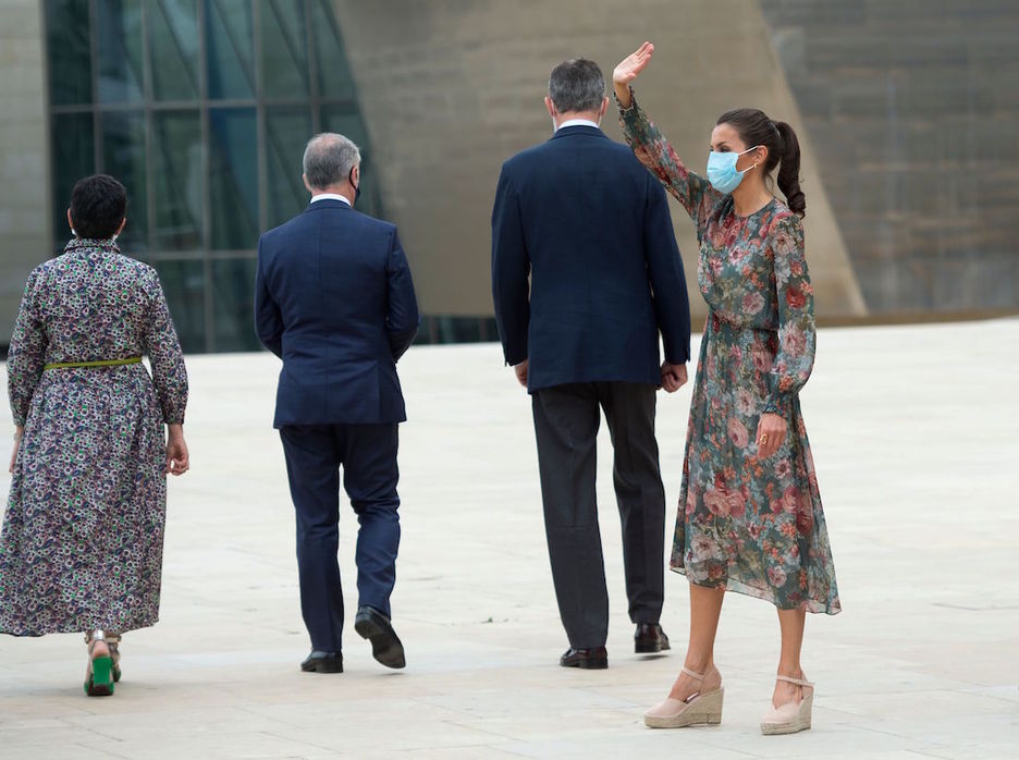 La reina Letizia Ortiz saluda mientras la ministra española de Exteriores, Arancha González, el lehendakari Iñigo Urkullu y Felipe de Borbón. (Ander GILLENEA/AFP) 