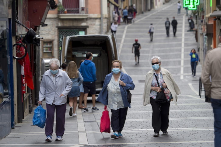 La práctica totalidad de la ciudadanía iruindarra ha optado por ponerse la mascarilla. (Iñigo URIZ/FOKU)