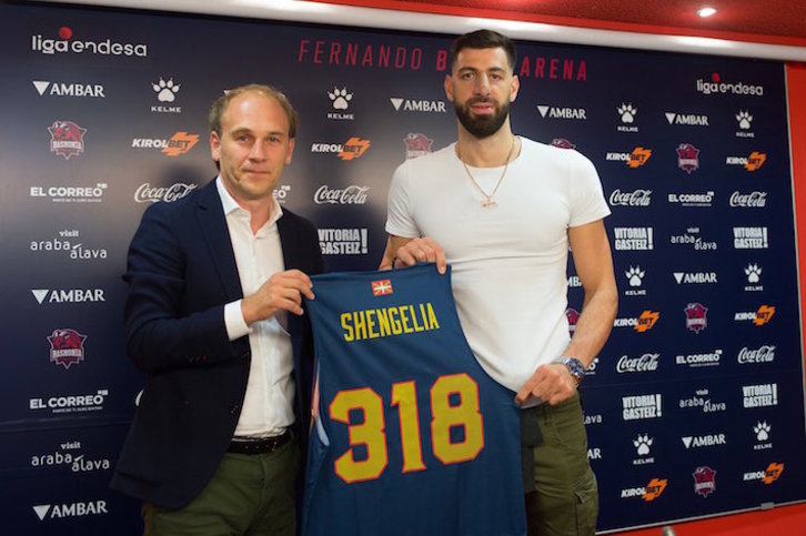 Félix Fernández y Shengelia posan con la camiseta de obsequio. (SASKI BASKONIA)