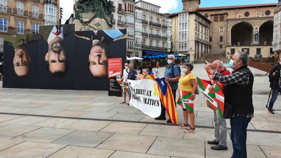 Movilización que ha convocado Sortu en la plaza de la Virgen Blanca de Gasteiz. (SORTU)