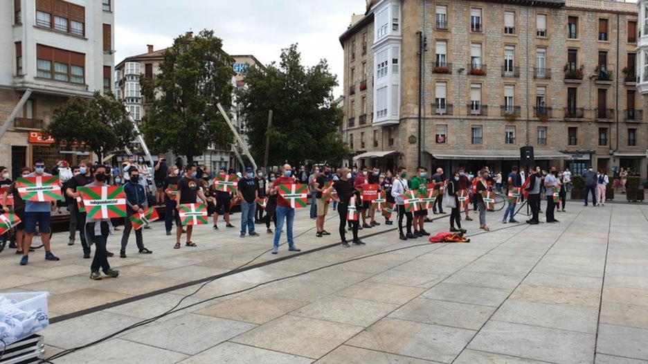 Varios vecinos de Gasteiz han reivindicado una República vasca en la plaza de la Virgen Blanca. (SORTU)