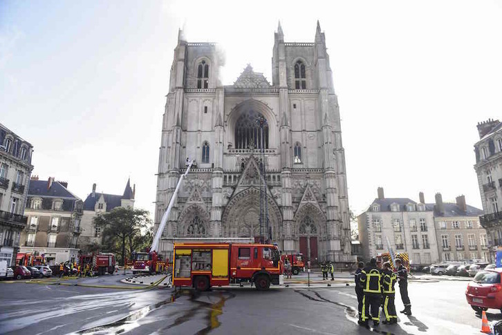 Los bomberos trabajan para apagar el incendio en la catedral de Nantes. (SEBASTIEN SALOM-GOMIS / AFP)