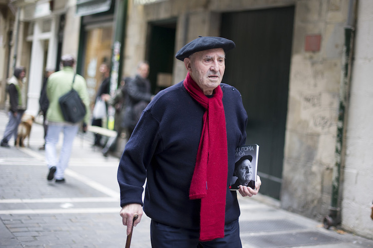 Lucio Urtubia pasea por las calles de Iruñea en 2014. (Iñigo URIZ / FOKU)