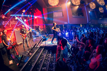 Jendea zutik eta dantzan jarri zuen Esne Beltzak, betiere Solanoren gomendioei jarraiki: mugitu gorputza, baina zure eserlekutik eta musukoa jantzita.  Gaizka PEÑAFIEL | FOKU 