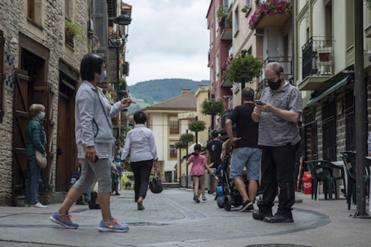 Gente con mascarillas en las calles de Ordizia. (Jon URBE / FOKU)