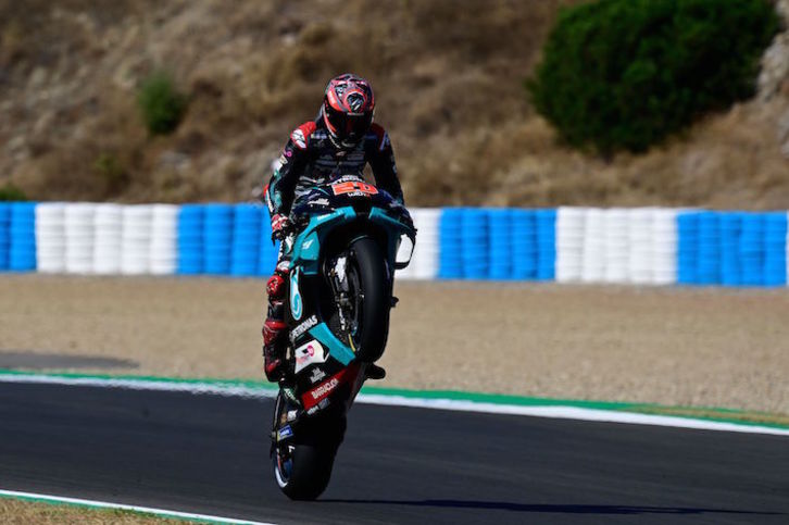 Fabio Quartararo eleva su moto durante los terceros libres. (Javier SORIANO/AFP)