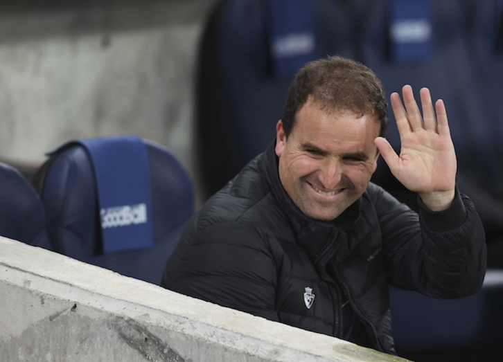 Jagoba Arrasate saluda en el Reale Arena. (Jon URBE/FOKU)