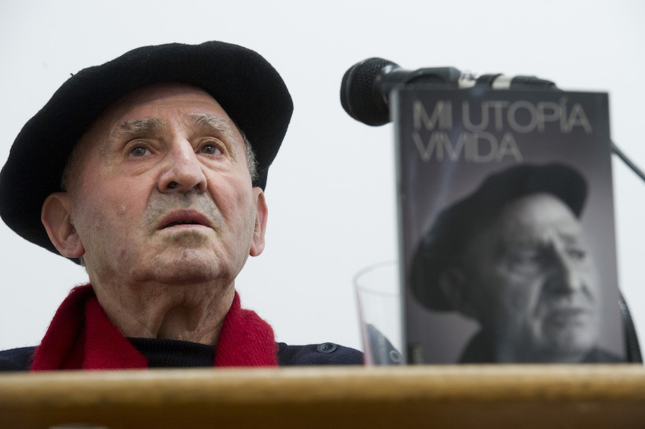 Lucio Urtubia, durante la presentación del libro ‘Mi utopia vivida’ en Iruñea, en diciembre de 2014. (Iñigo URIZ/FOKU)