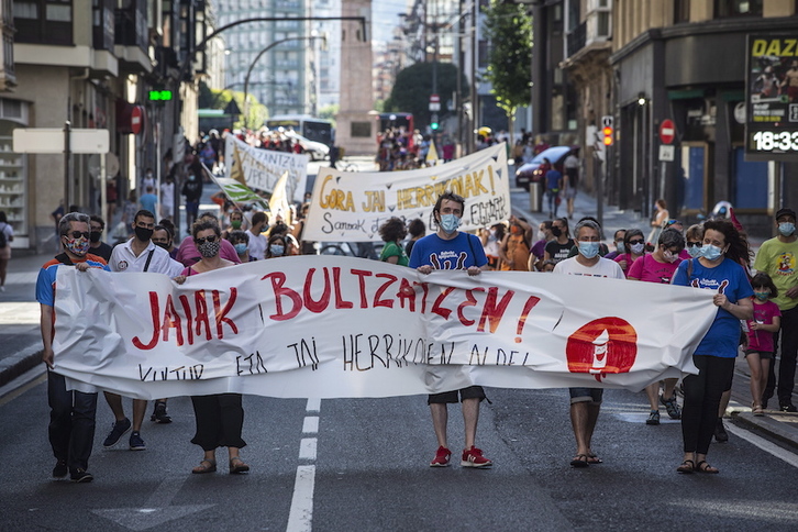 Kalejira de Bilboko Konpartsak para reivindicar unas fiestas populares. (Aritz LOIOLA/FOKU)