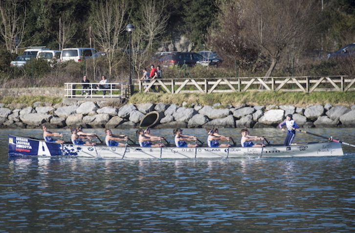 La trainera de Arraun Lagunak, en una prueba de pretemporada, antes de la pandemia. (Gorka RUBIO / FOKU)