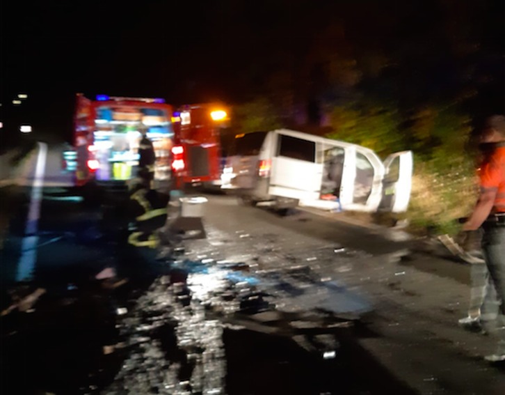 En el siniestro han chocado un coche y una furgoneta. (@bomberos_na)