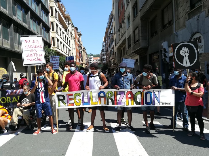 La movilización ha terminado ante la Oficina de Extranjería.