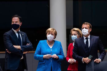 Mark Rutte, Angela Merkel, Ursula von der Leyen y Emmanuel Macron, en un momento de la cumbre. (Francisco SECO/AFP)