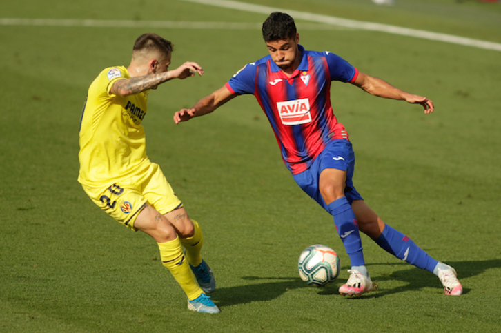 Soares, que hoy ha partido en el extremo, encara al exazulgrana Rubén Peña. (Omar ARNAU/LOF)