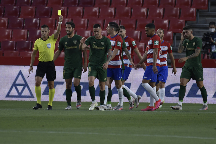 Tarjeta amarilla a Dani García por protestar al árbitro. (LA OTRA FOTO)