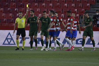 Tarjeta amarilla a Dani García por protestar al árbitro. (LA OTRA FOTO)