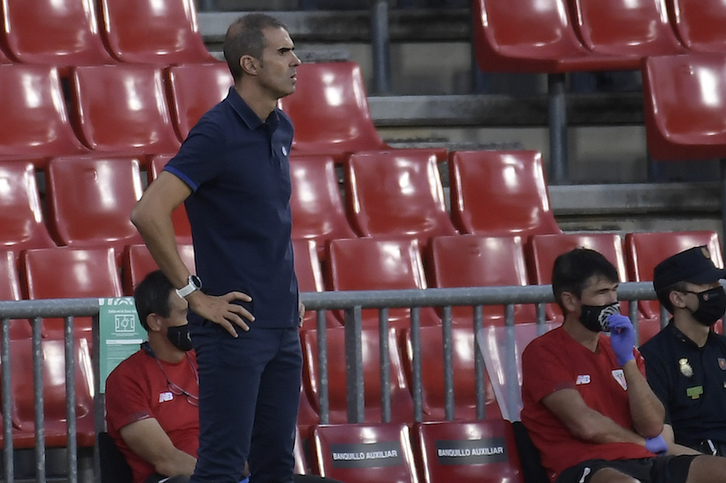 Garitano enfadado en el banquillo en Granada. (LA OTRA FOTO)