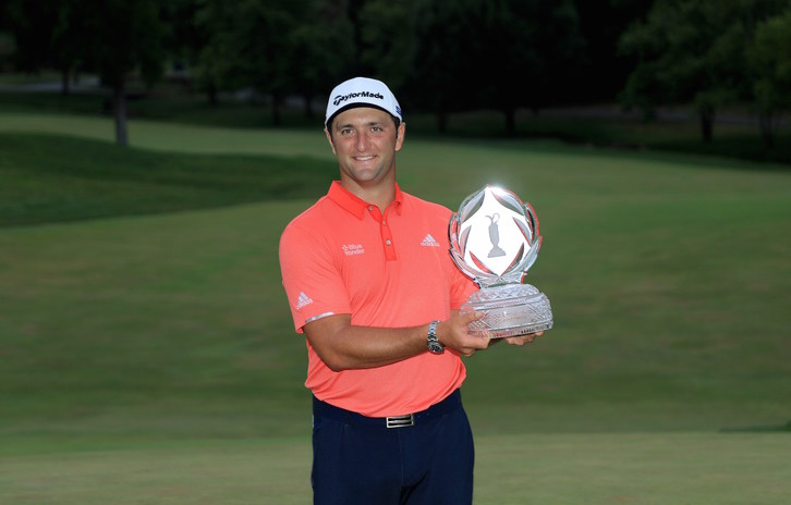 Jon Rahm, con el trofeo del torneo Memorial PGA. (Sam GREENWOOD/AFP)