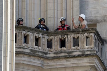 Investigadores forenses analizan los daños en un balcón de la catedral de Nantes. (Sébastien SALOM-GOMIS/AFP)