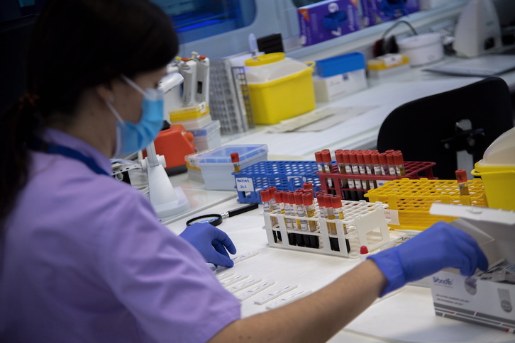 Análisis en un laboratorio del hospital de Txagorritxu, en Gasteiz. (Gorka RUBIO/FOKU)