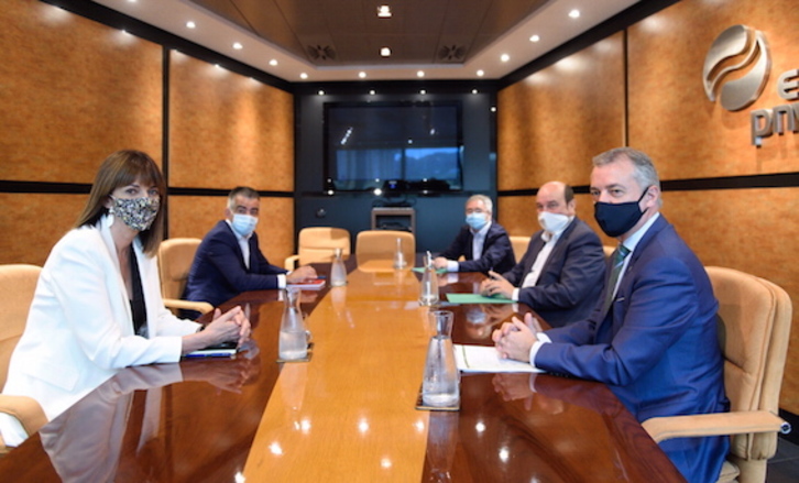 Encuentro de las delegaciones de PSE y PNV en Sabin Etxea. (FOKU)