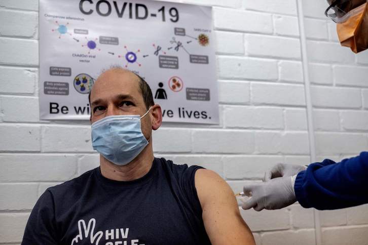 1.077 voluntarios mostraron que una inyección les llevaba a producir anticuerpos. (Luca SOLA/AFP)
