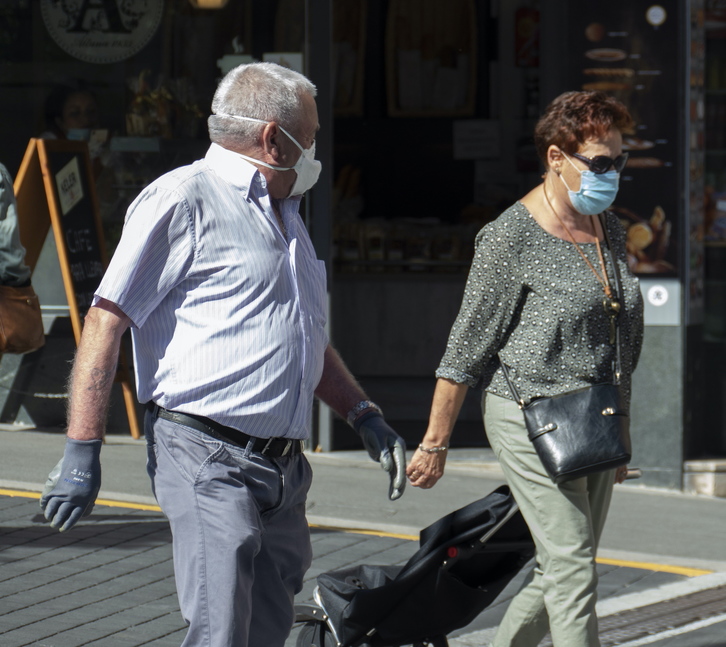 Dos viandantes caminan por las calles de Errenteria con mascarilla. (Jon URBE/FOKU)