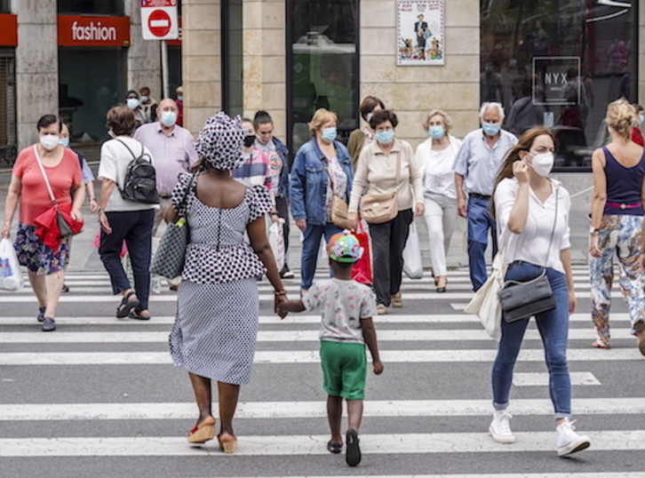 Personas con mascarillas en las calles del centro de Bilbo. (Marisol RAMIREZ/FOKU)