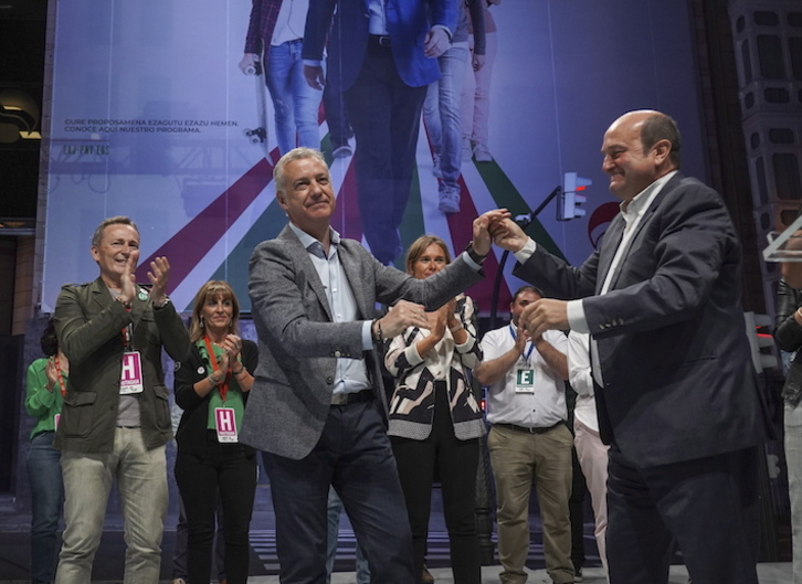 Iñigo Urkullu y Andoni Ortuzar, en la noche electoral del 12 de julio. (Marisol RAMÍREZ/FOKU)