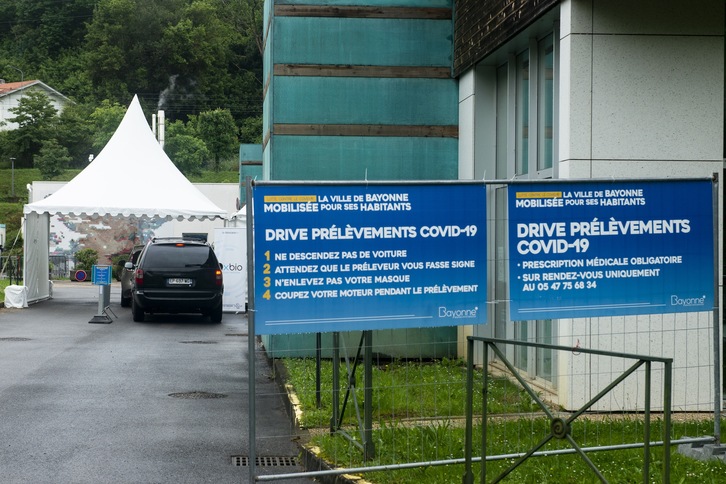 Dispositivo de testado de covid-19 instalado en la casa de las asociaciones, en Baiona. (Guillaume FAUVEAU)