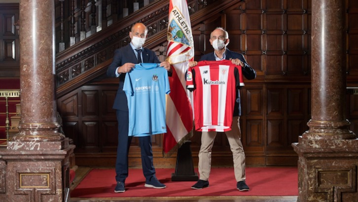 Elizegi con el presidente del Antiguoko, Edorta Salegi. (@AthleticClub)