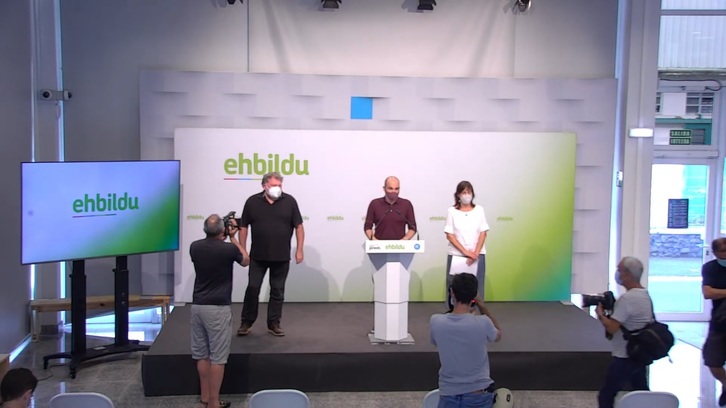 Ezkerretik eskuinera, Xabier Alvarez de Arcaya, Adur Ezenarro eta Itziar Biguri.