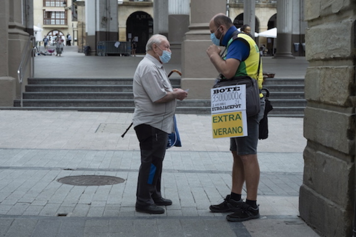 Mascarillas en el centro de Ordizia. (Jon URBE/FOKU)