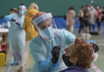 Imaghen de archivo de pruebas PCR para detectar el covid-19 en Getaria. (Andoni CANELLADA/FOKU)