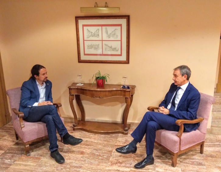 Iglesias y Zapatero, durante su encuentro informal. (Daniel GALVALIZI)