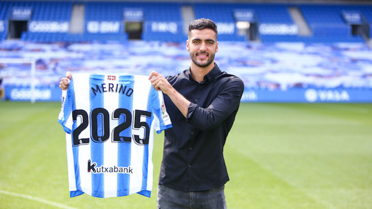 Merino posa con la camiseta de la Real y el número 2025. (PRENSA REAL SOCIEDAD)