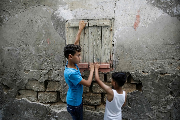 Niños palestinos juegan al lado de su casa en el campo de refugiados al-Shati en Gaza. Los más jóvenes están perdiendo la esperanza. (Mohammed ABED/AFP)