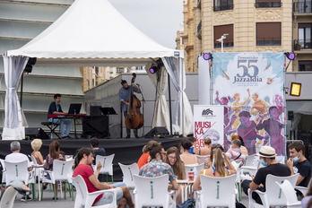 Connection Trio taldeak arratsalde honetan eman du kontzertua, Kursaalaren atzealdean. (Gorka RUBIO)