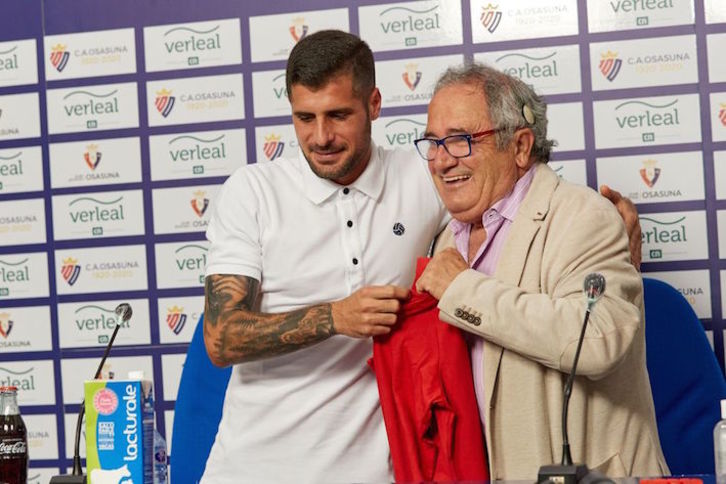 Fran Mérida, en su despedida con el presidente rojillo Luis Sabalza. (CA OSASUNA)