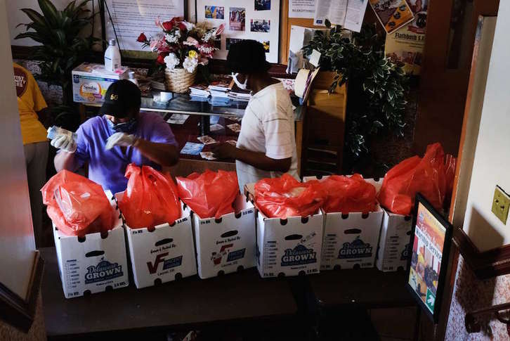 Reparto de alimentos en una iglesia adventista de Nueva York. (Spencer PLATT/AFP)
