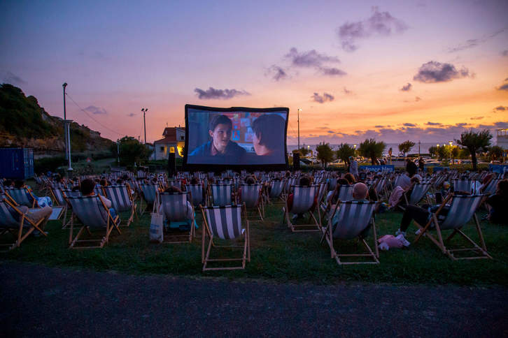 Astelehenetan egin ohi den zinema aire zabalean. (ANGELUKO UDALA)