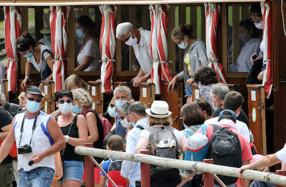 Larrungo trena jendez gainezka da egun guziz. © Bob Edme